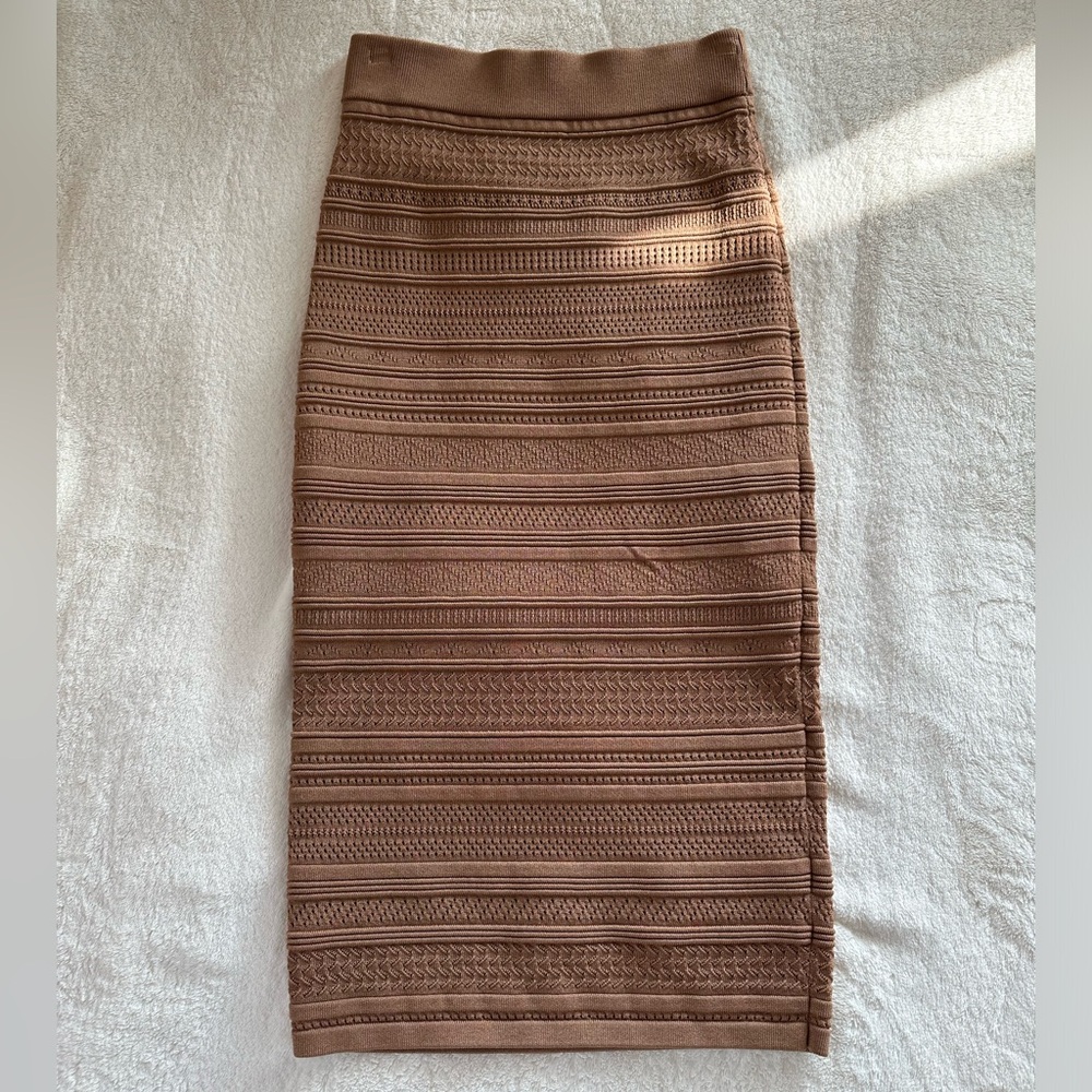 Aritzia Brown textured midi skirt. Worn once or twice! Perfect for the office 🐻